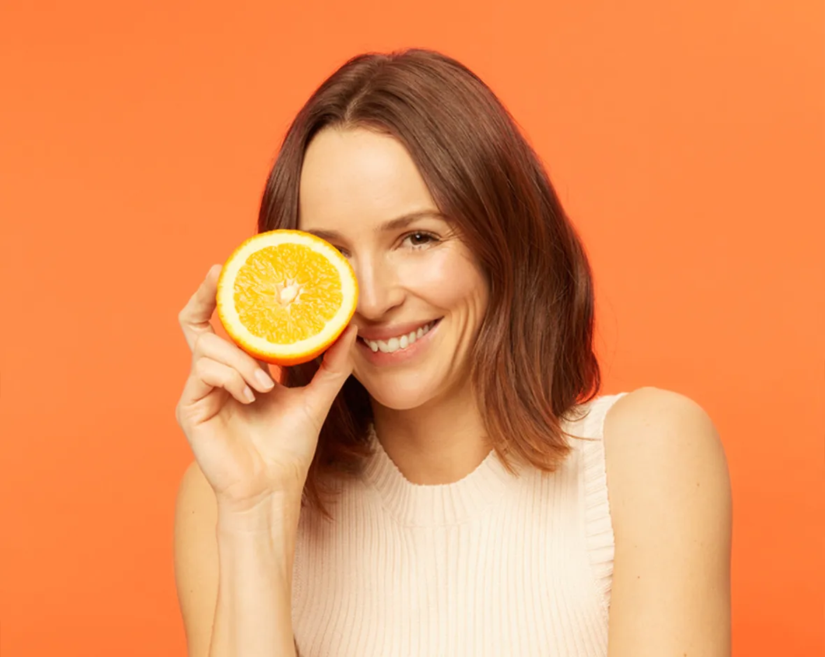 mujer con  una naranja