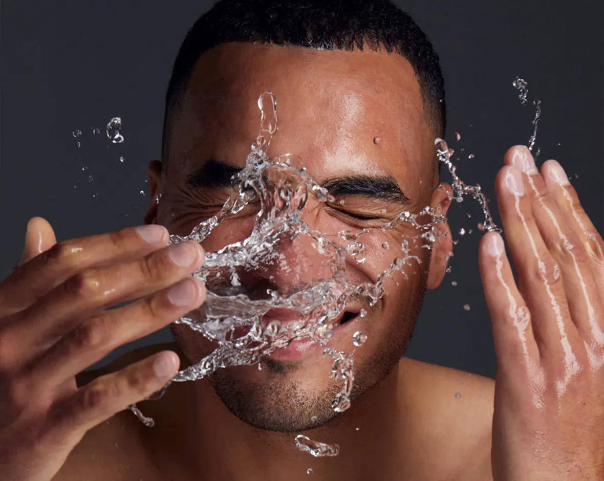hombre hidratando su rostro luego del afeitado con navaja