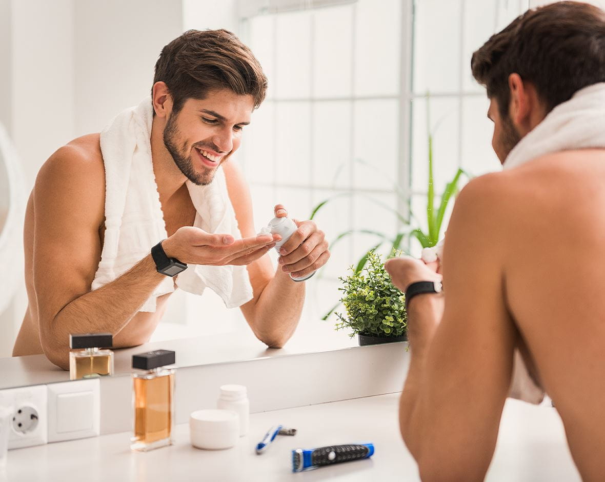 hombre colocándose espuma de afeitar en la mano