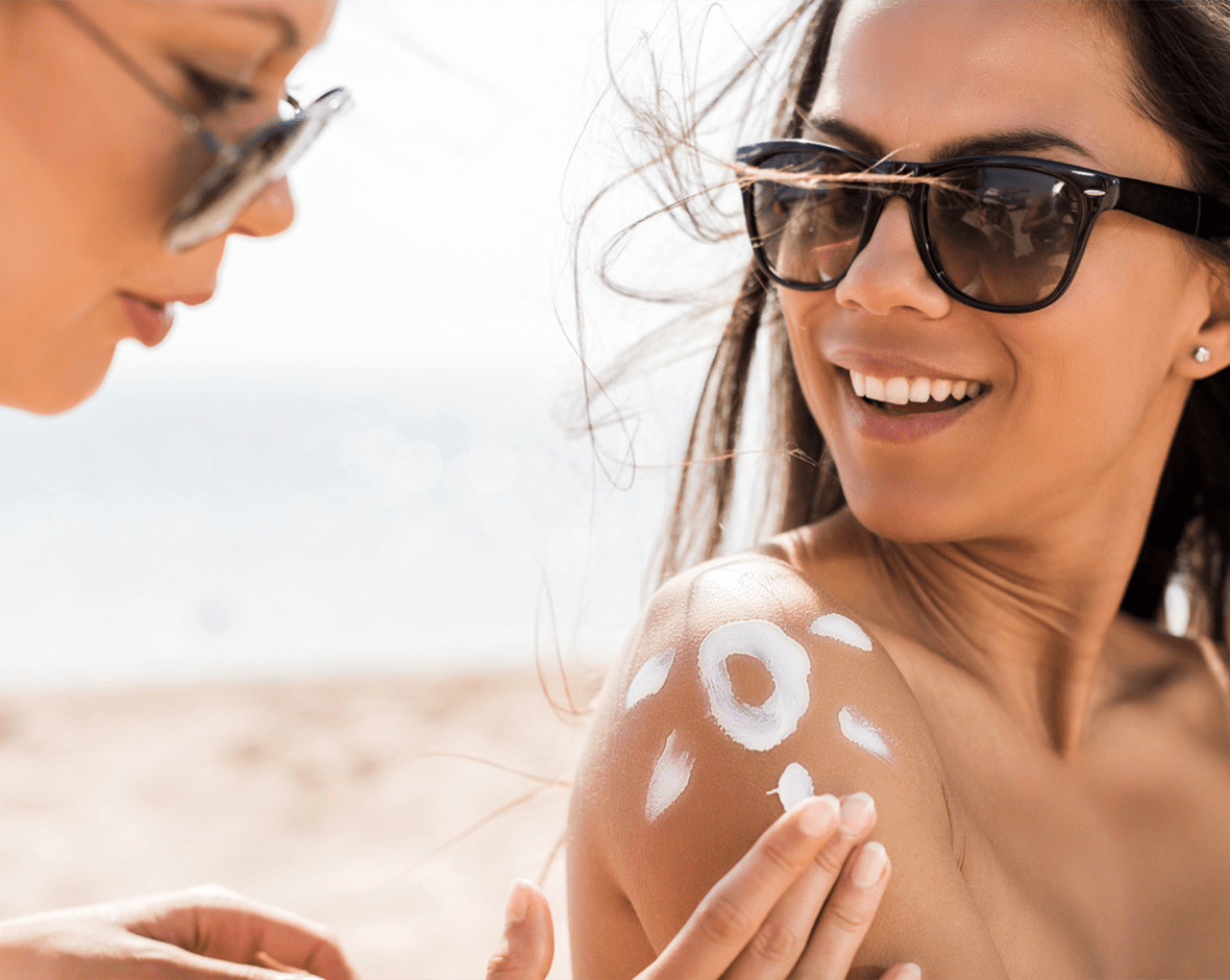 aplicando protector solar en la piel
