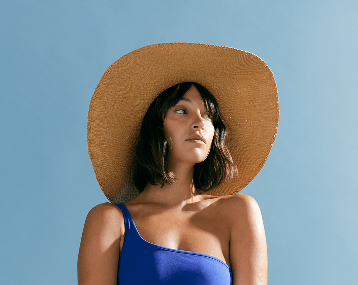 mujer con sombrero para protegerse del sol