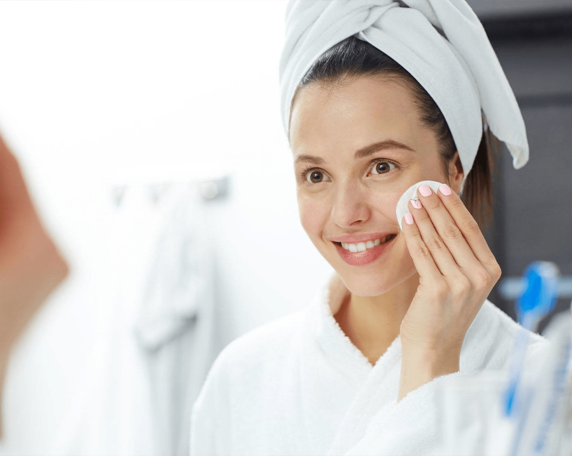 mujer con limpieza facial