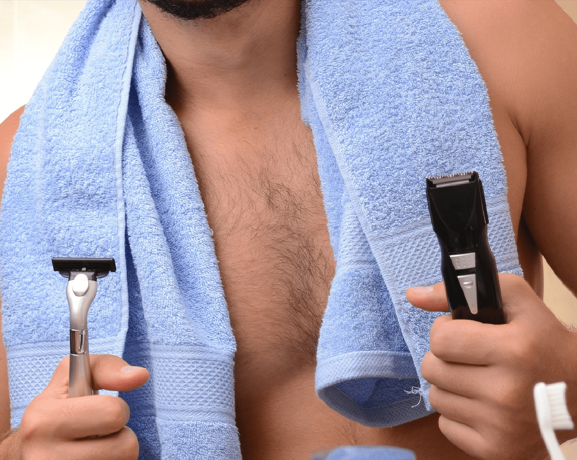 hombre con implementos para afeitarse