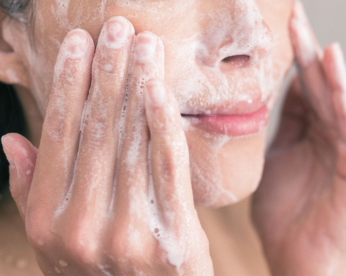 mujer con jabón en el rostro