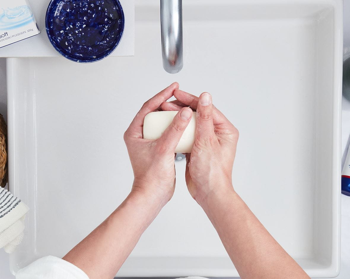 manos de mujer siendo lavadas