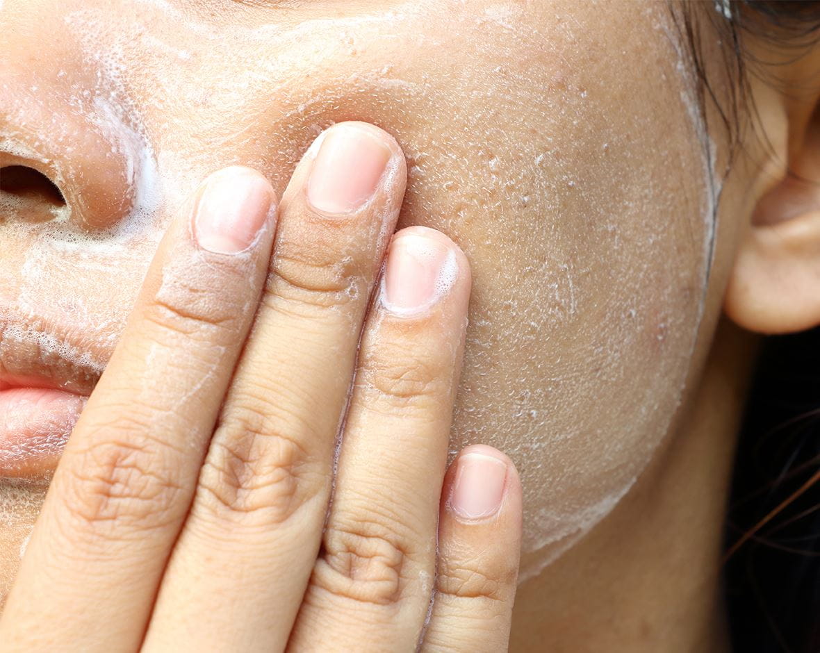 mujer limpiando su rostro