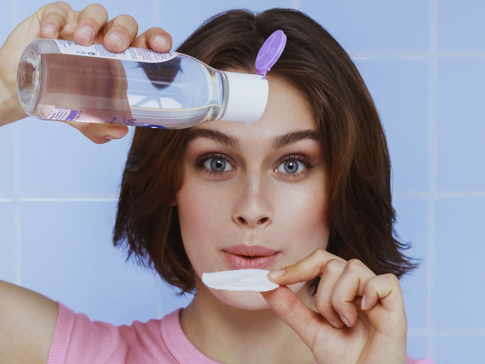 mujer integrando el agua micelar en la rutina diaria