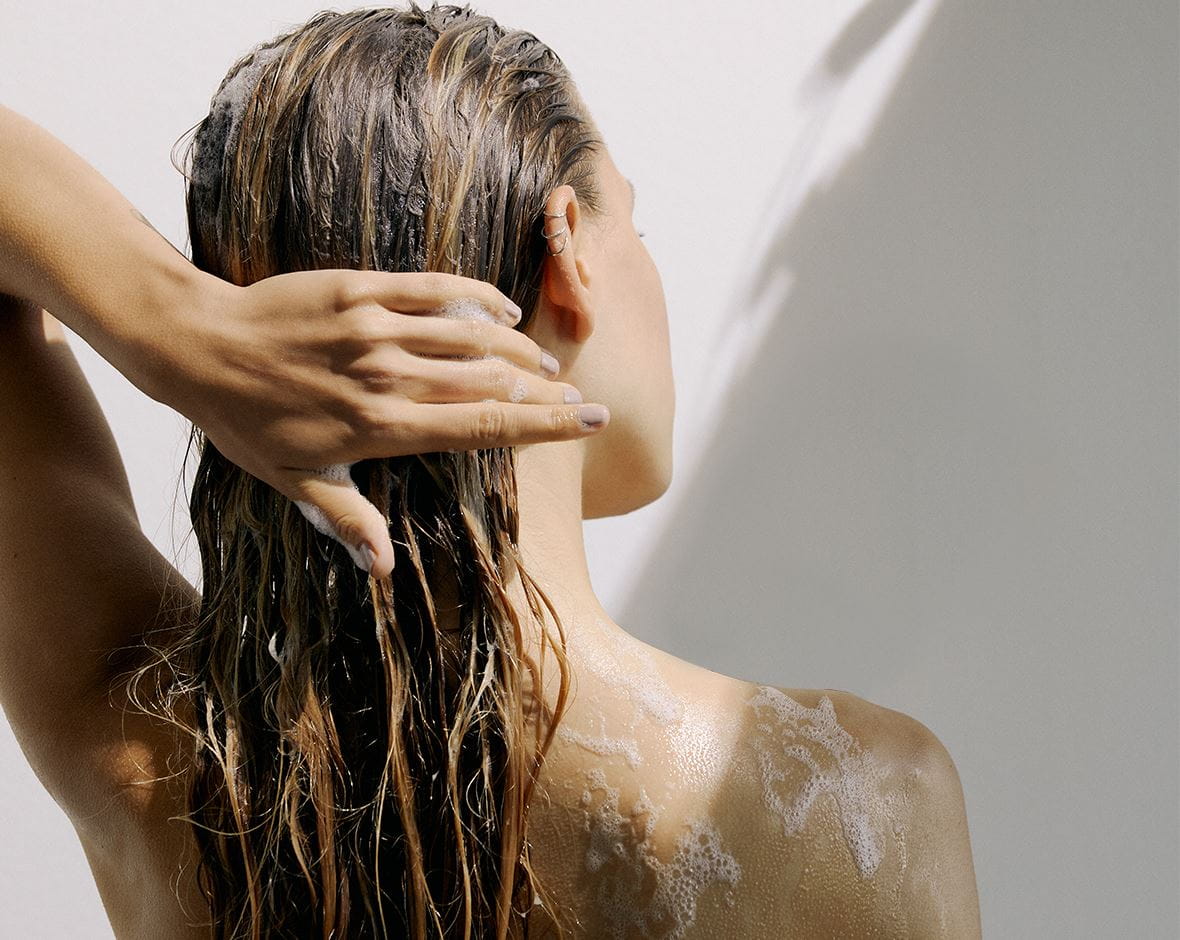 mujer en la ducha cuidando su piel