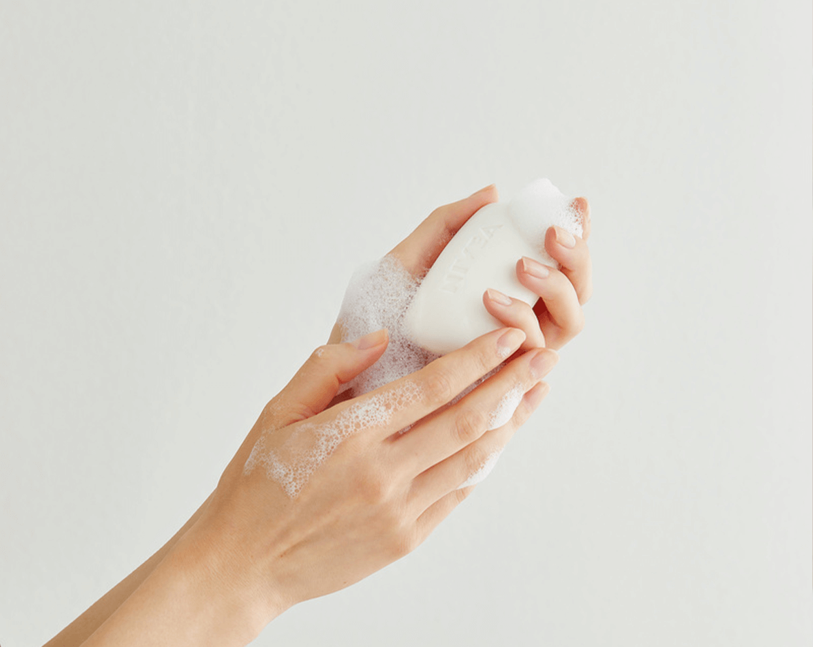 Persona limpiando e higienizando su piel