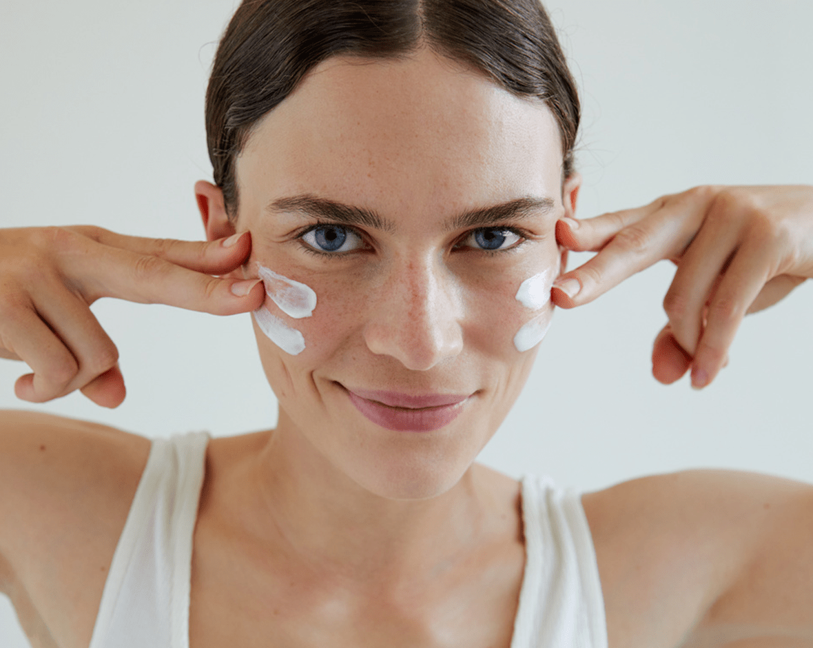 Persona colocando crema en su rostro para prevenir la piel seca