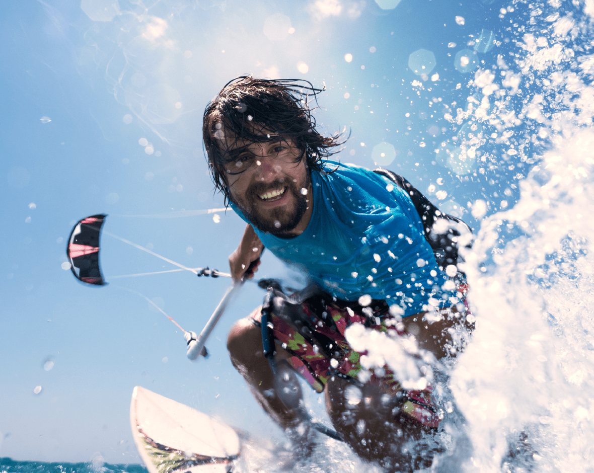 Hombre haciendo windsurf