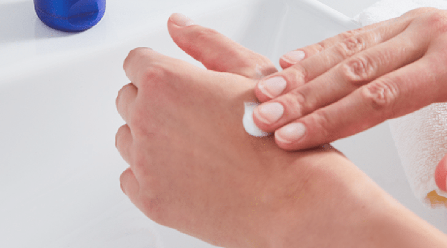 Persona acariciando su piel de las manos
