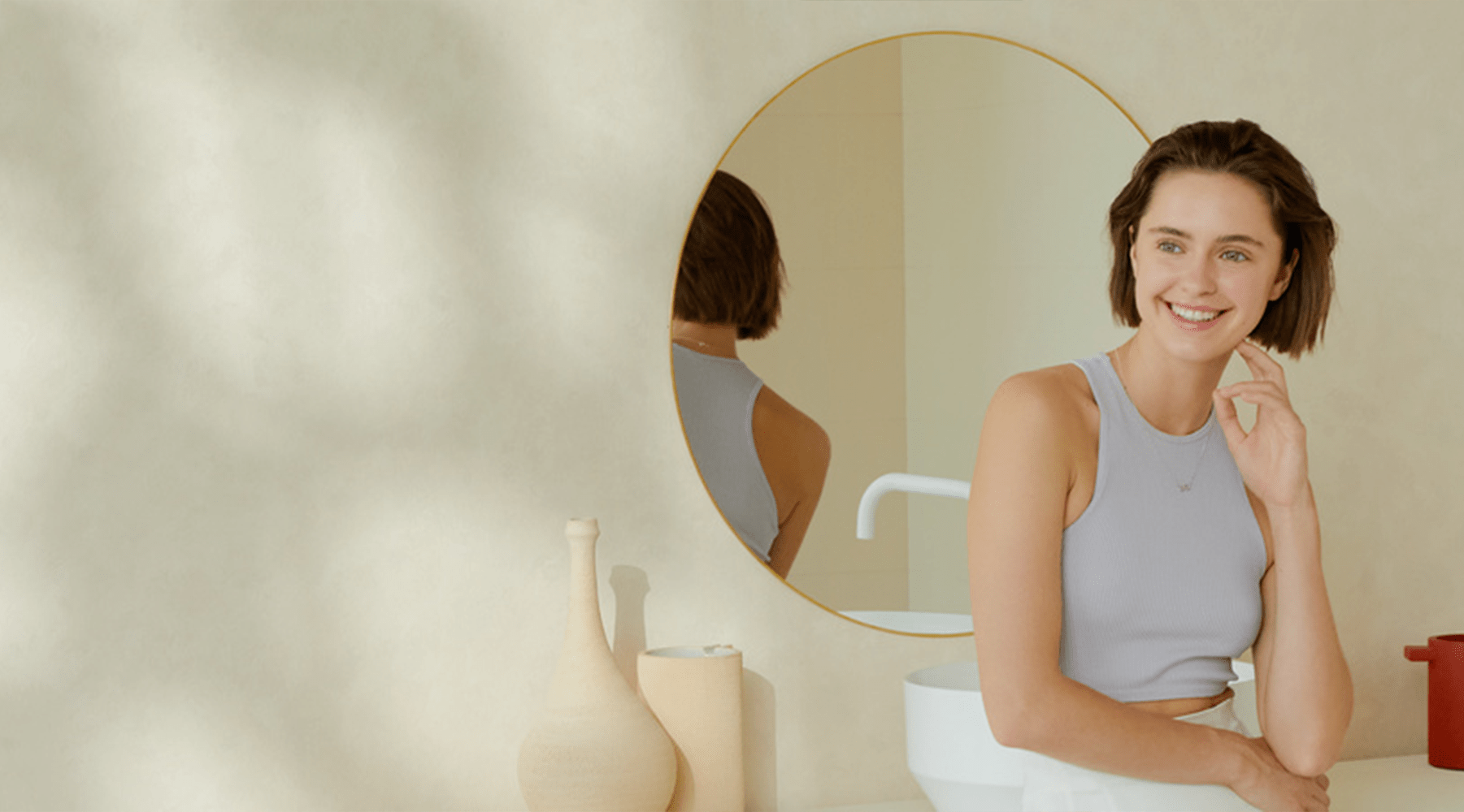 Persona sentada frente a un espejo