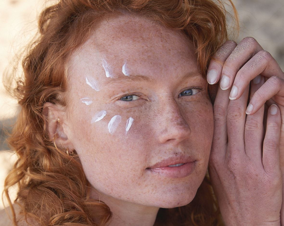 Persona con crema de avena en la cara 