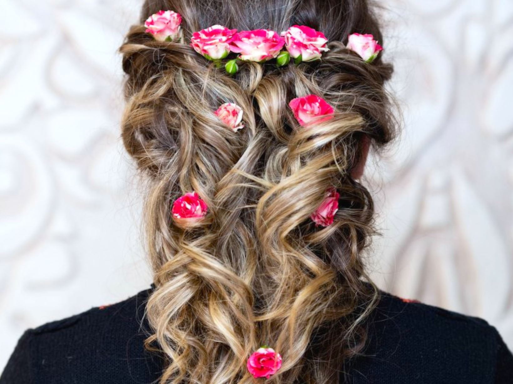 pinkfarbene-Blumen-brünettes-Haar