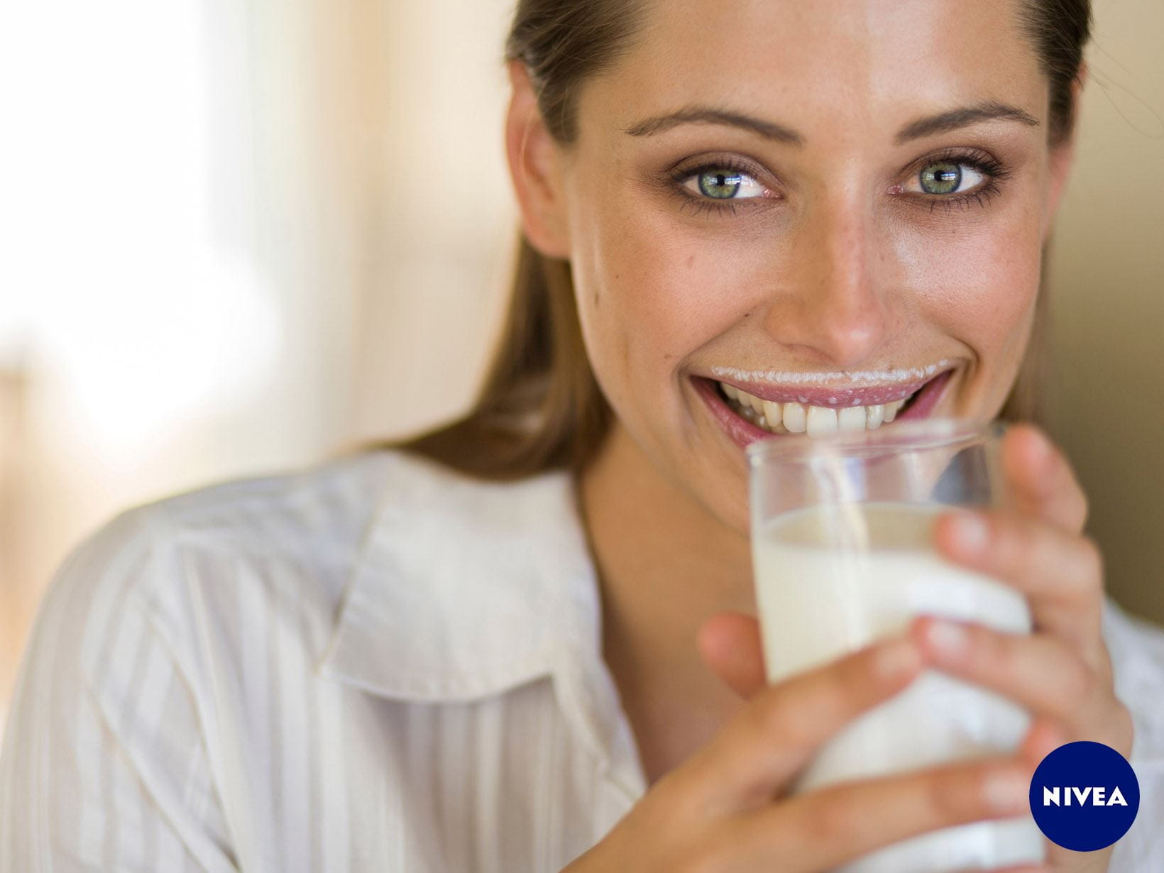 Eine Frau trinkt Milch