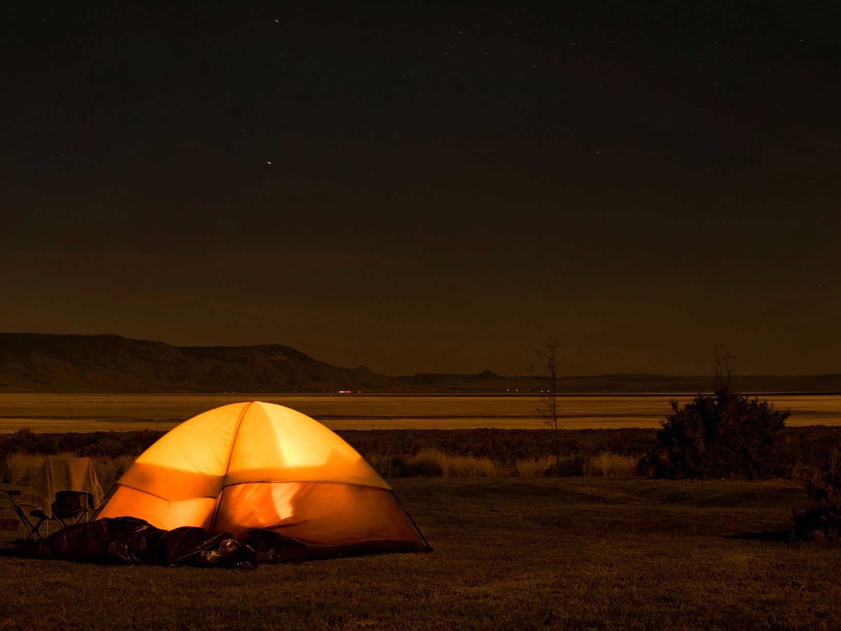 Camping ist günstig: nimm dein Zelt mit!