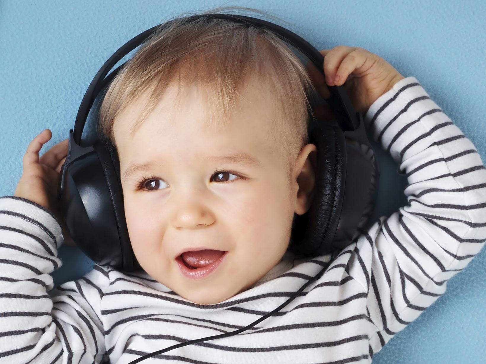 Ein Baby mit Kopfhörern