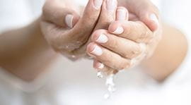 Handen wassen en druppels water in wit achtergrond
