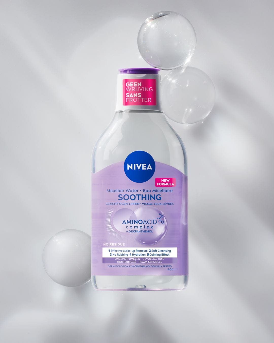 Een fles NIVEA Micellair Water voor de droge huid op een achtergrond met bellen.