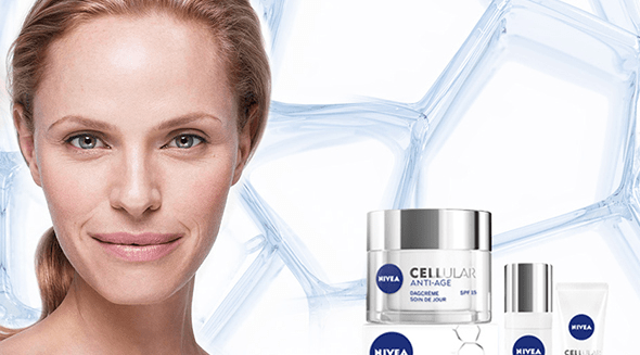 Cellular anti-age oudere vrouw met ijs achtergrond