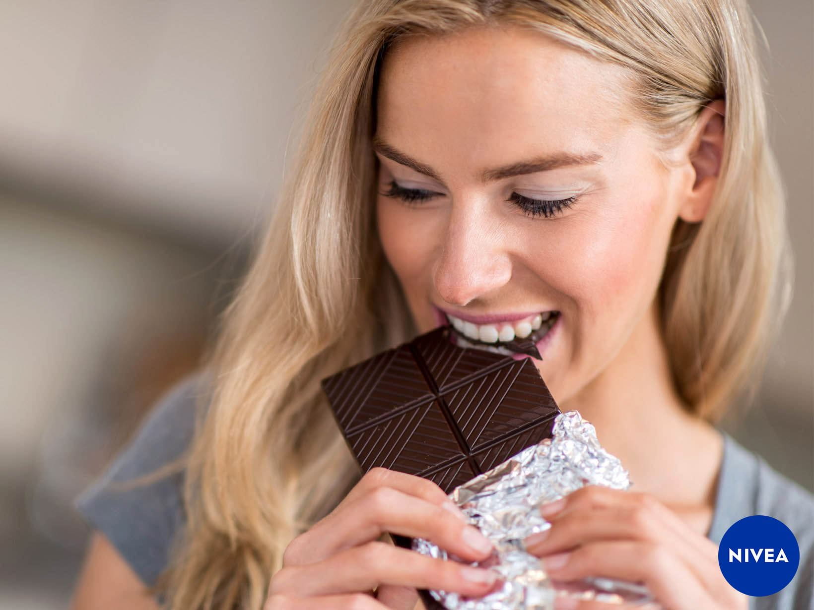 руса жена отхапва шоколад, шоколад при акне, шоколадът е антиоксидант