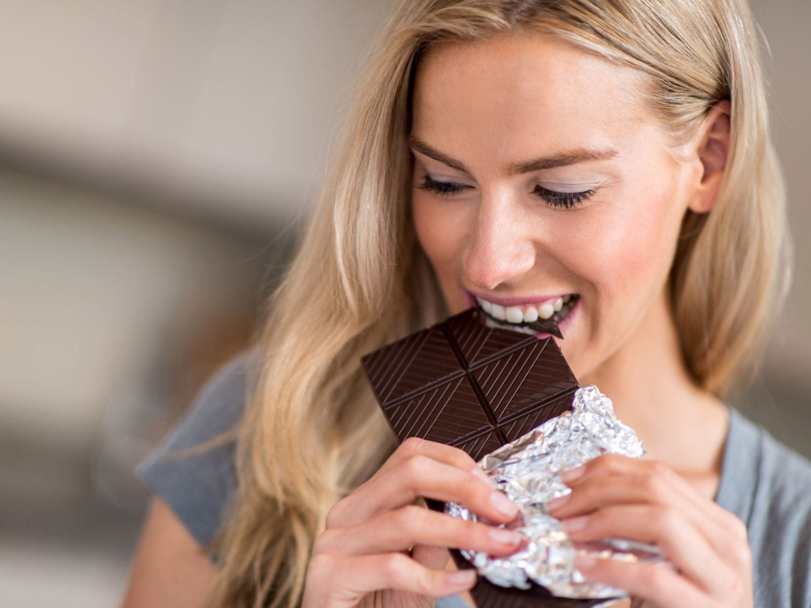 руса жена яде шоколад, шоколадът е антиоксидант