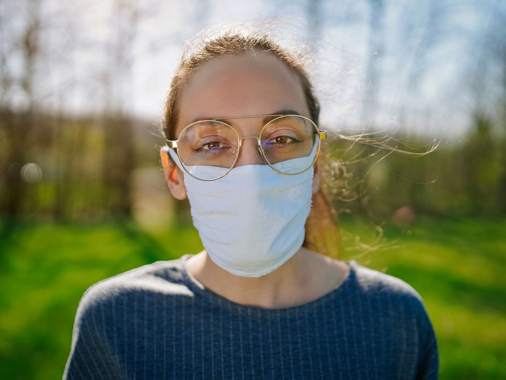 жена носи защитна маска, предпазна маска на лицето