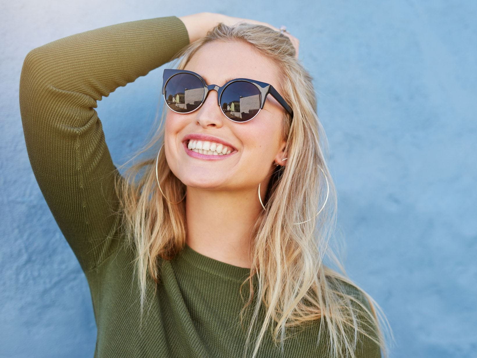 руса жена със слънчеви очила и усмивка, витамин е, свободни радикали