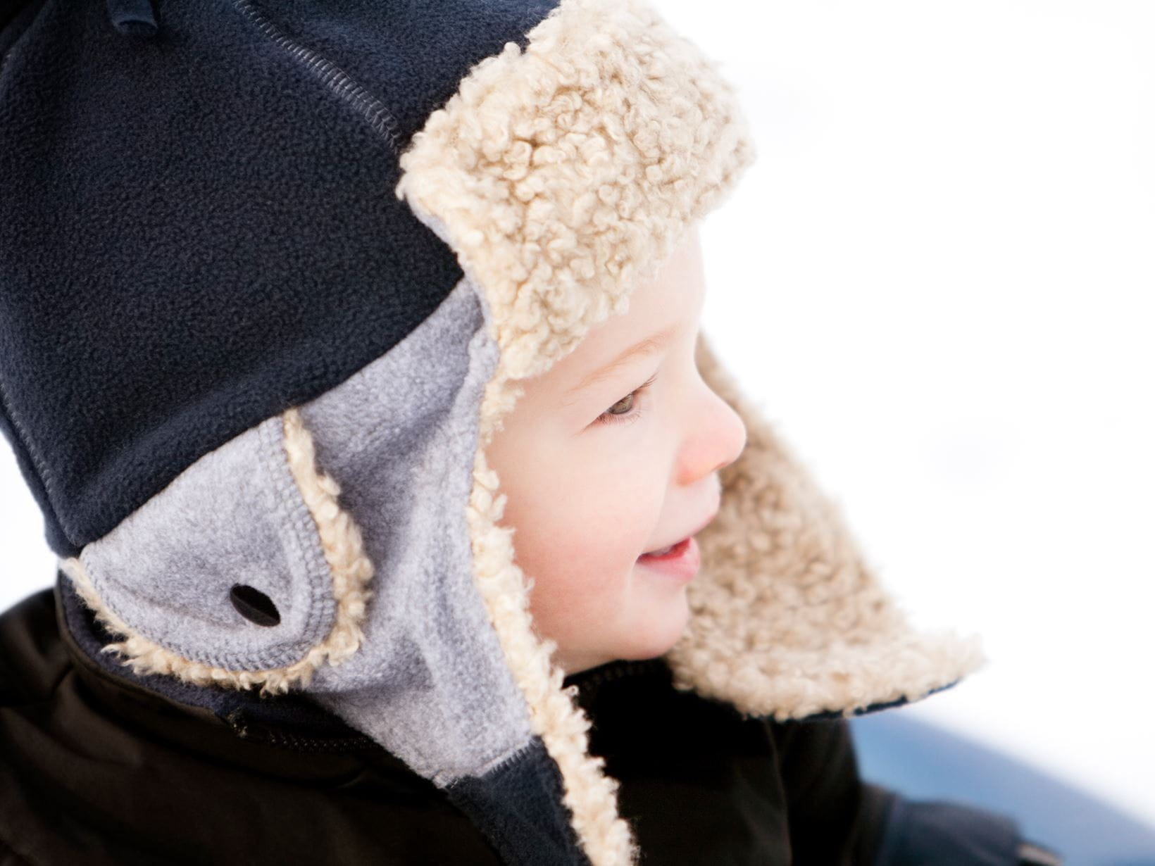 бебе със зимна шапка
