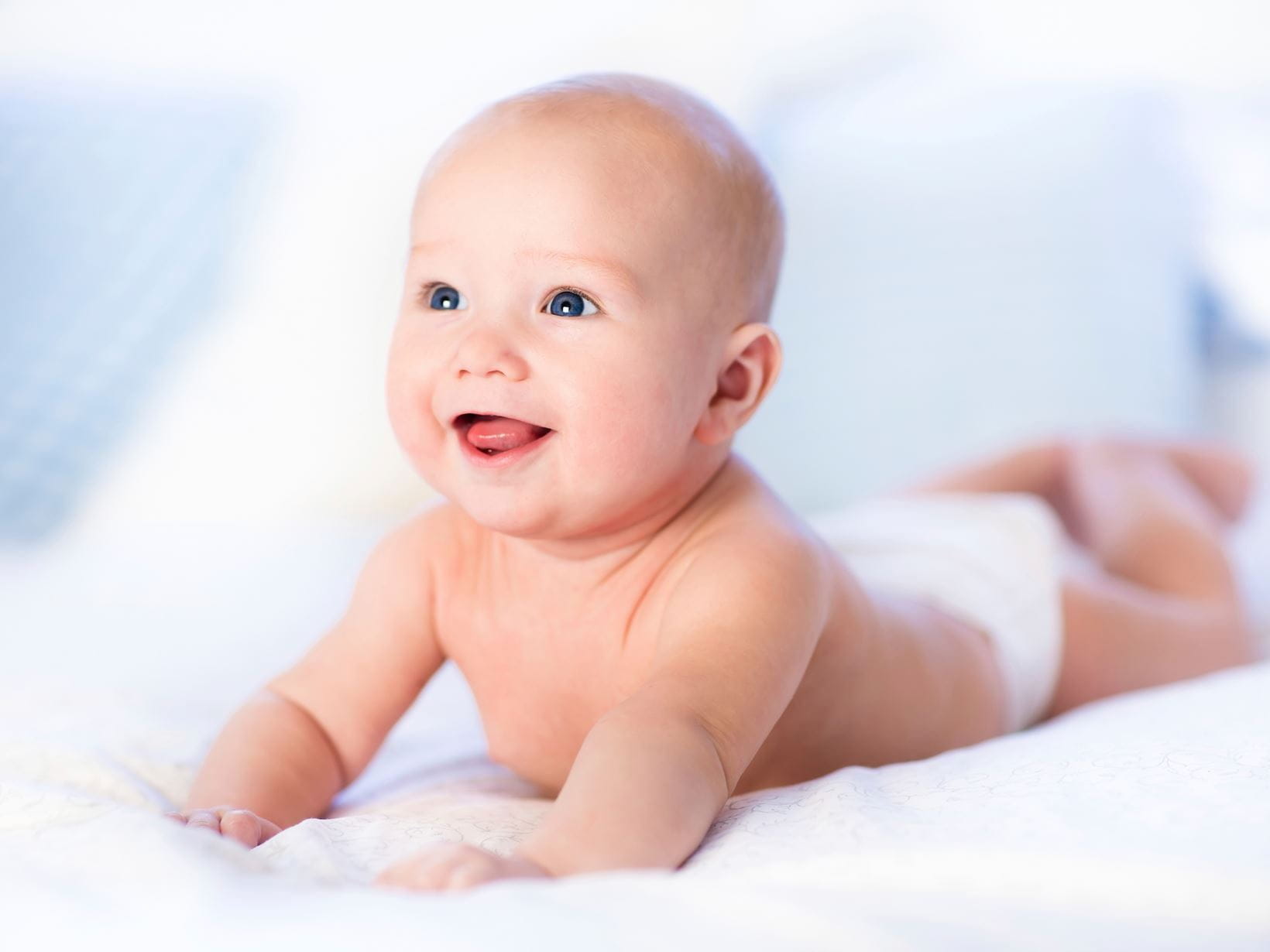 бебе се усмихва в леглото, митове за настинката при бебета