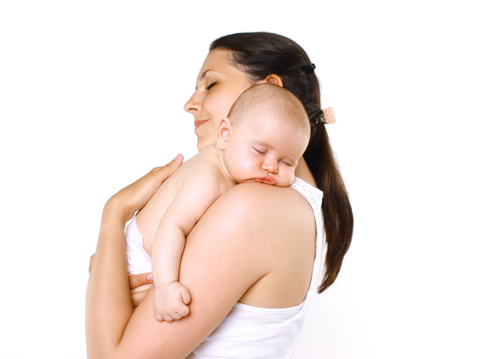 бебе спи върху рамото на майка си, настинало бебе