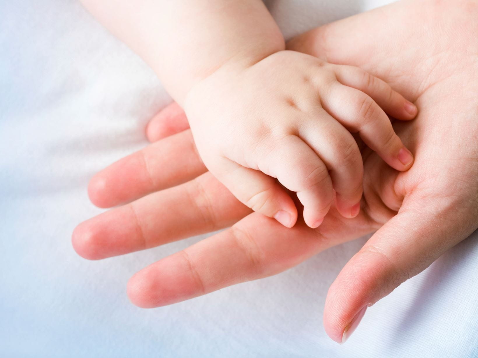 практика за добра комуникация, бебешка ръка в майчината ръка