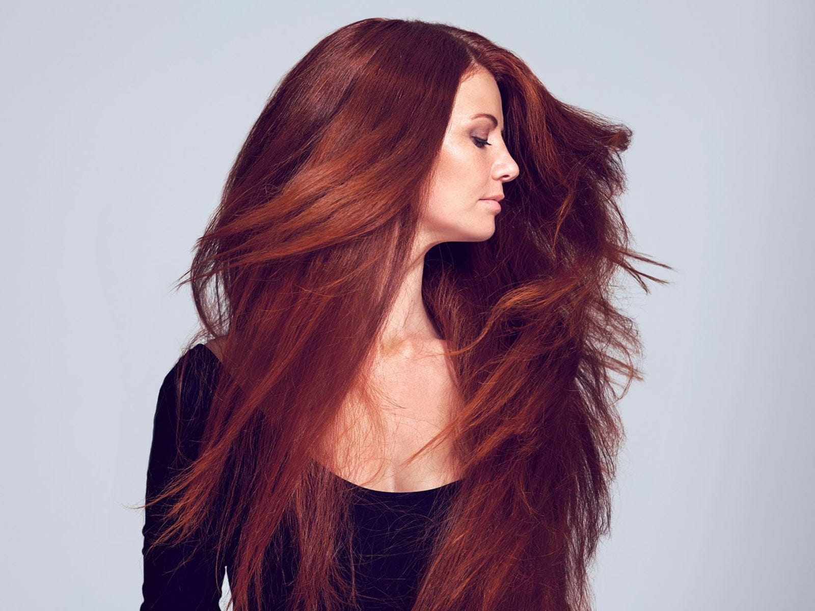 Грижа за боядисана коса, пяна за боядисана коса, червенокоса жена с боядисана коса