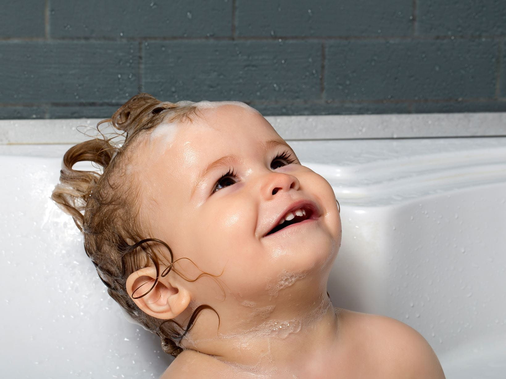 връзка с бебето по време на къпане