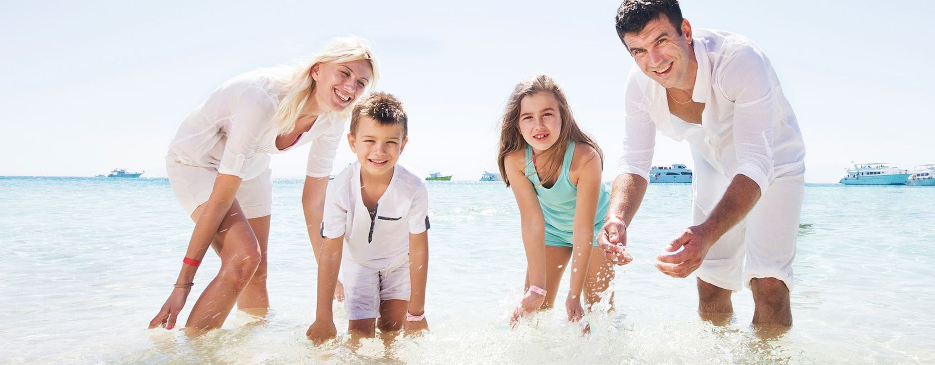 семейство се радва на морето, семейна почивка на плажа