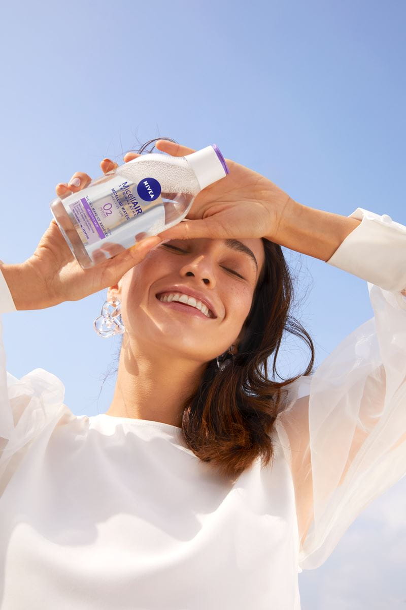 кестенява жена с мицеларна вода NIVEA, мицеларна вода за чувствителна кожа