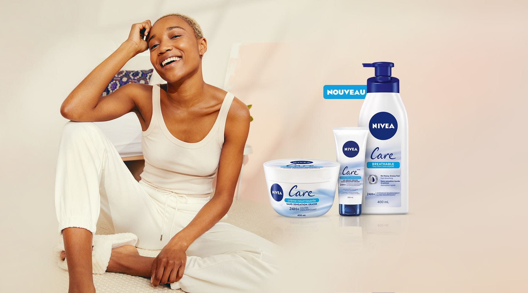 Vue de trois produits Nivea Care Breathable avec texte descriptif et modèle appuyé contre un oreiller bleu sur fond crème. 