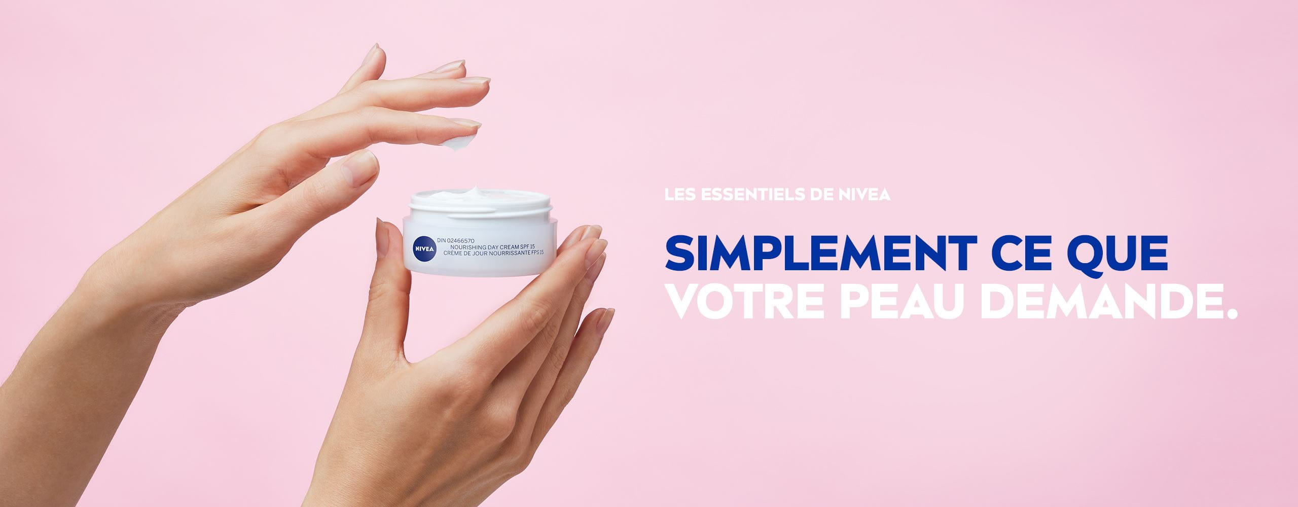 Vue du produit Crème de jour nourrissante SPF15 de Nivea tenu par un mannequin sur un fond rose clair avec la description du produit.