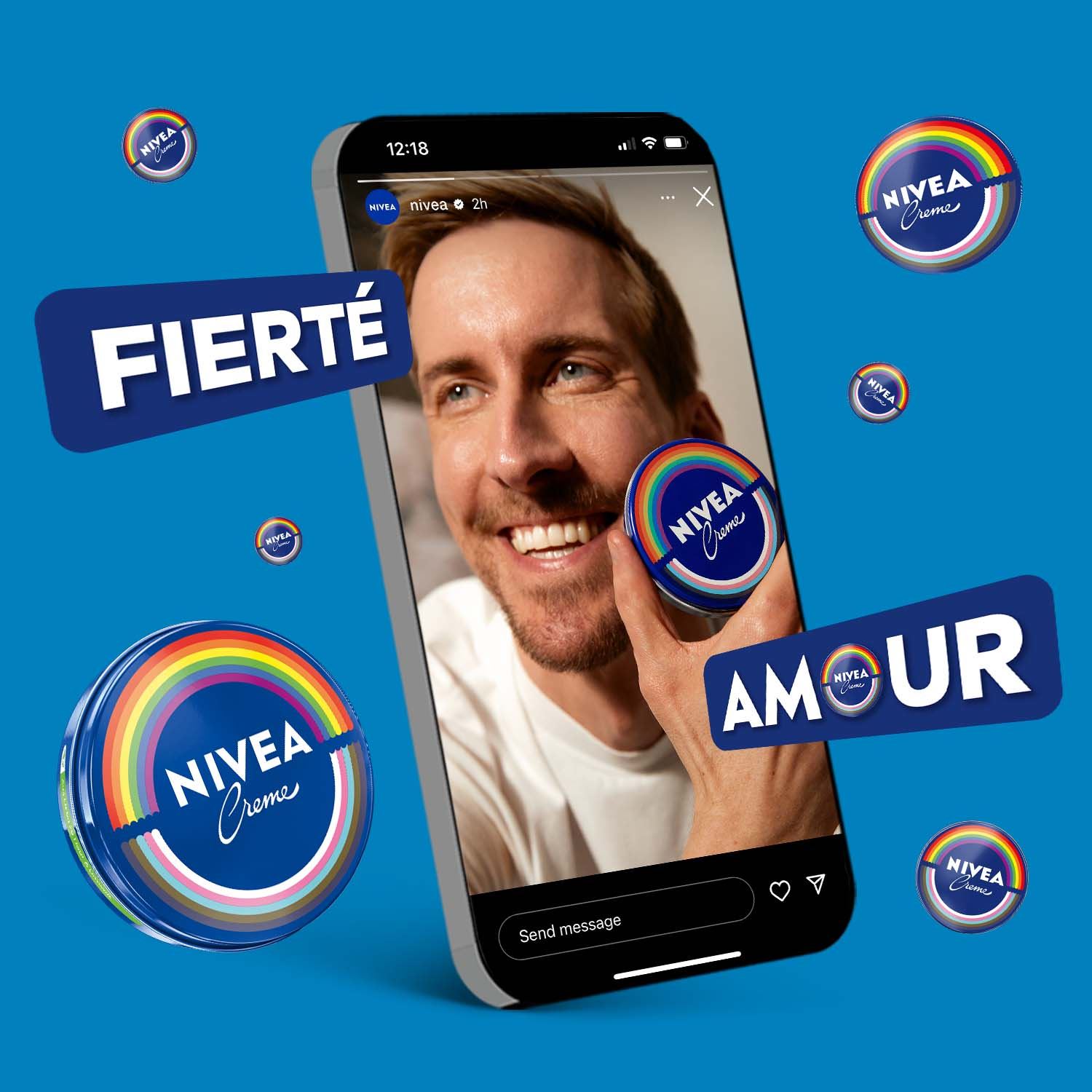 Un téléphone intelligent montré avec une personne tenant un produit NIVEA Crème édition limitée Fierté vu sur l'écran sur un fond bleu.