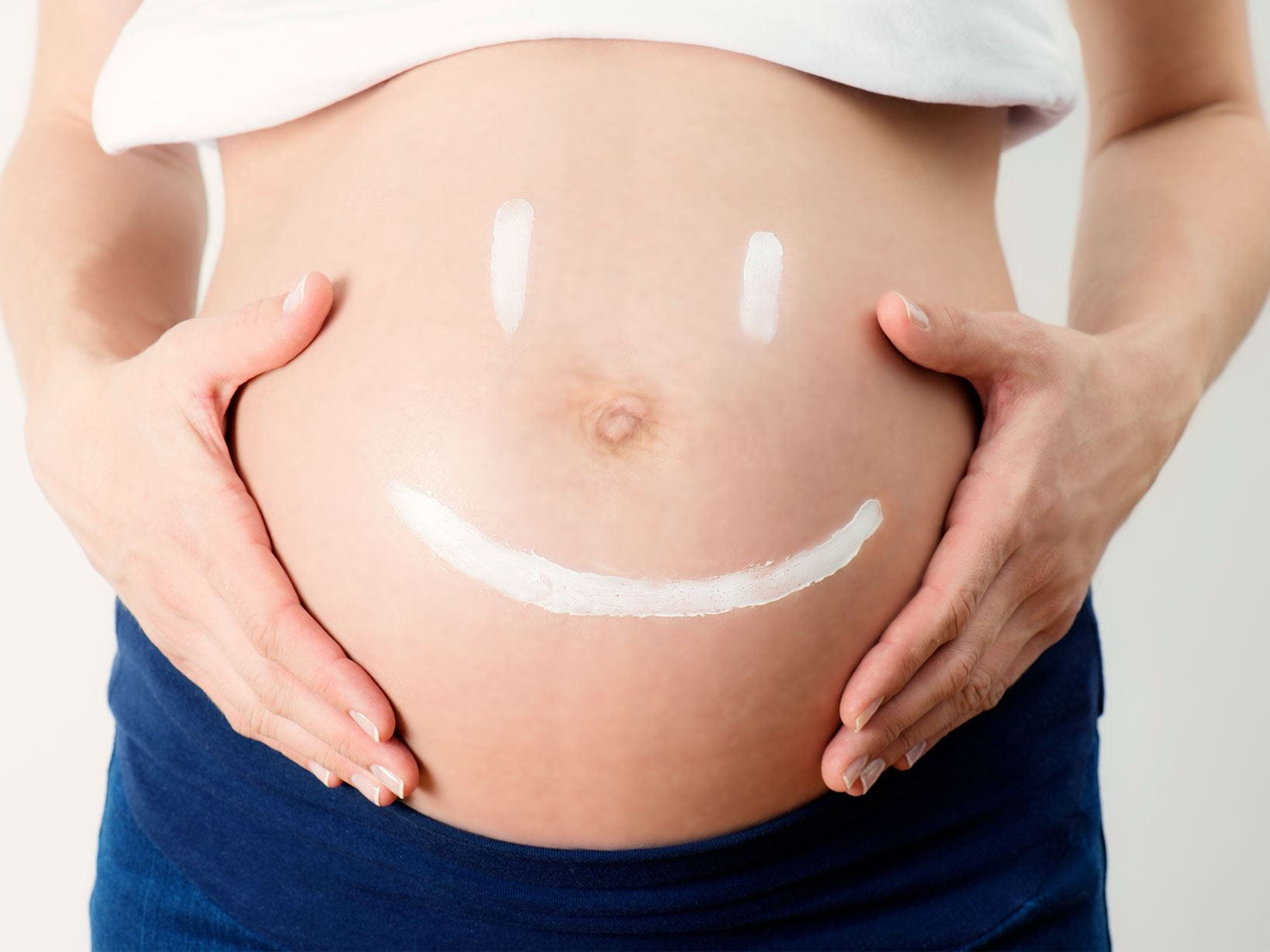 Evolution ventre femme enceinte vs fille seule