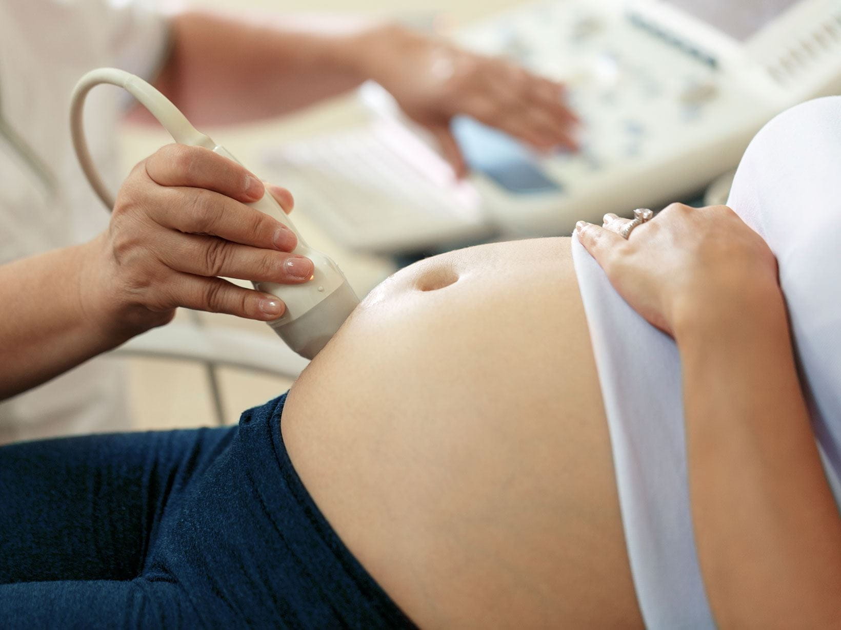 Ventre de femme enceinte a l'echographie