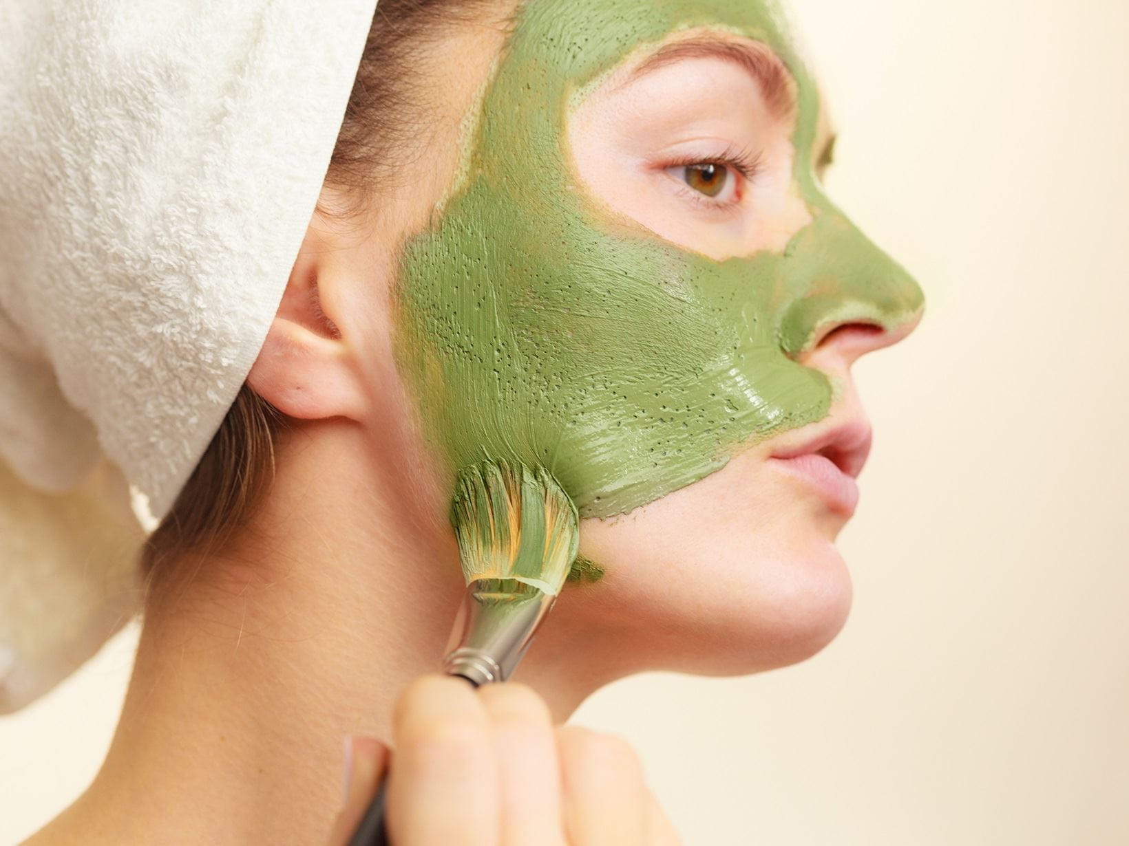 Eine Frau trägt eine Avocado-Gesichtsmaske auf.