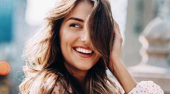 Lachende Frau mit langen offenen Haaren