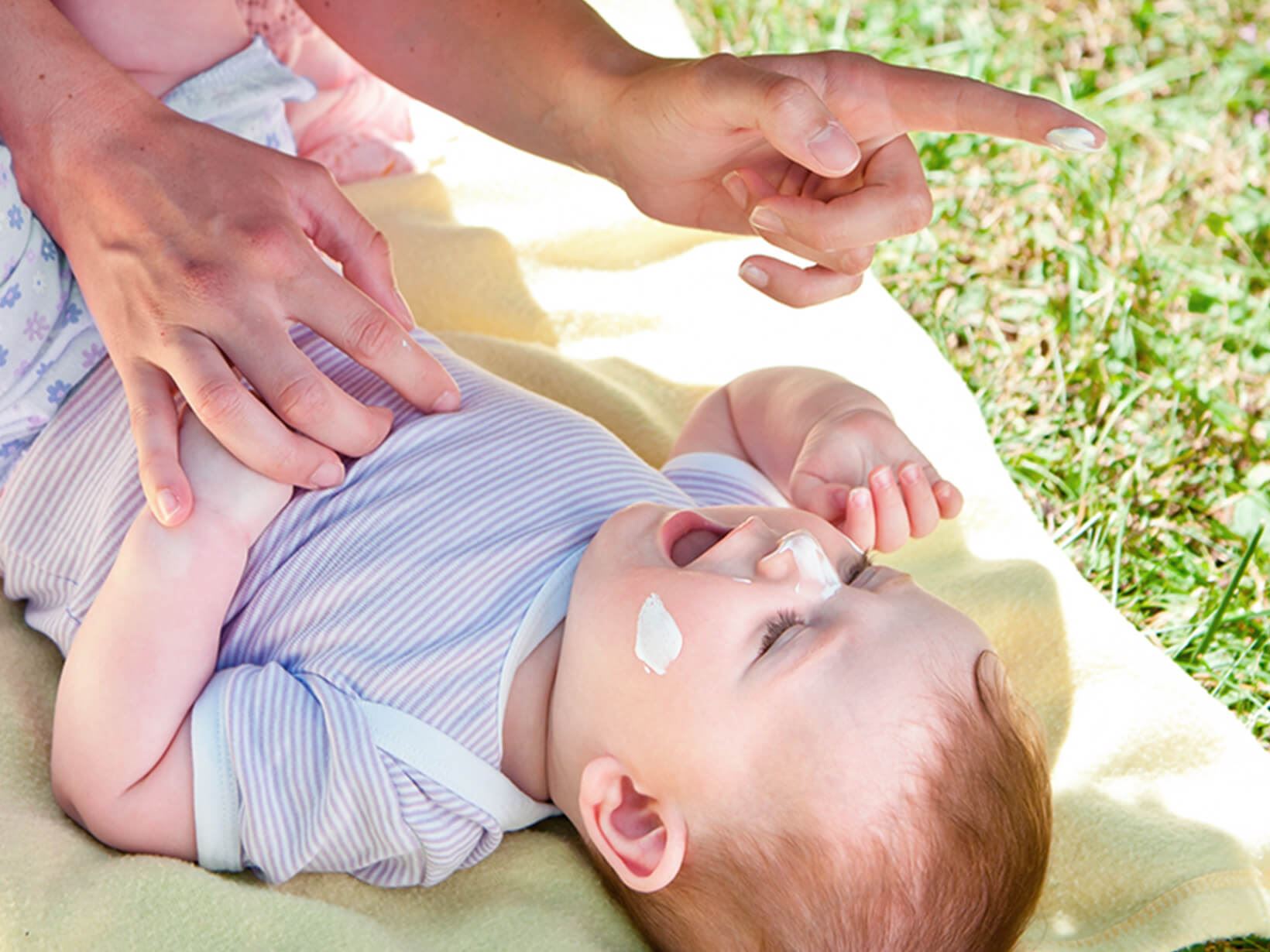 Sonnenschutz bei Babys: So funktioniert das Eincremen