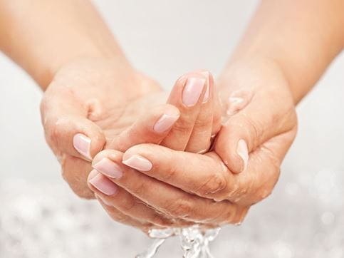 Schwitzende Hände mit Wasser