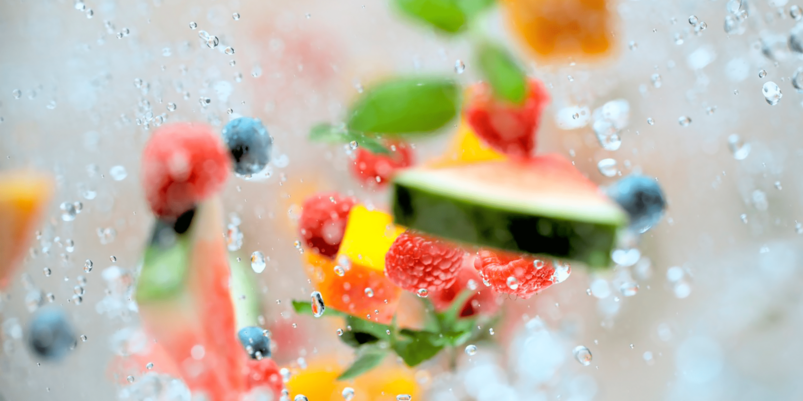 Wassermelonenstückchen, Beeren & Aprikosen in Wassertropfen