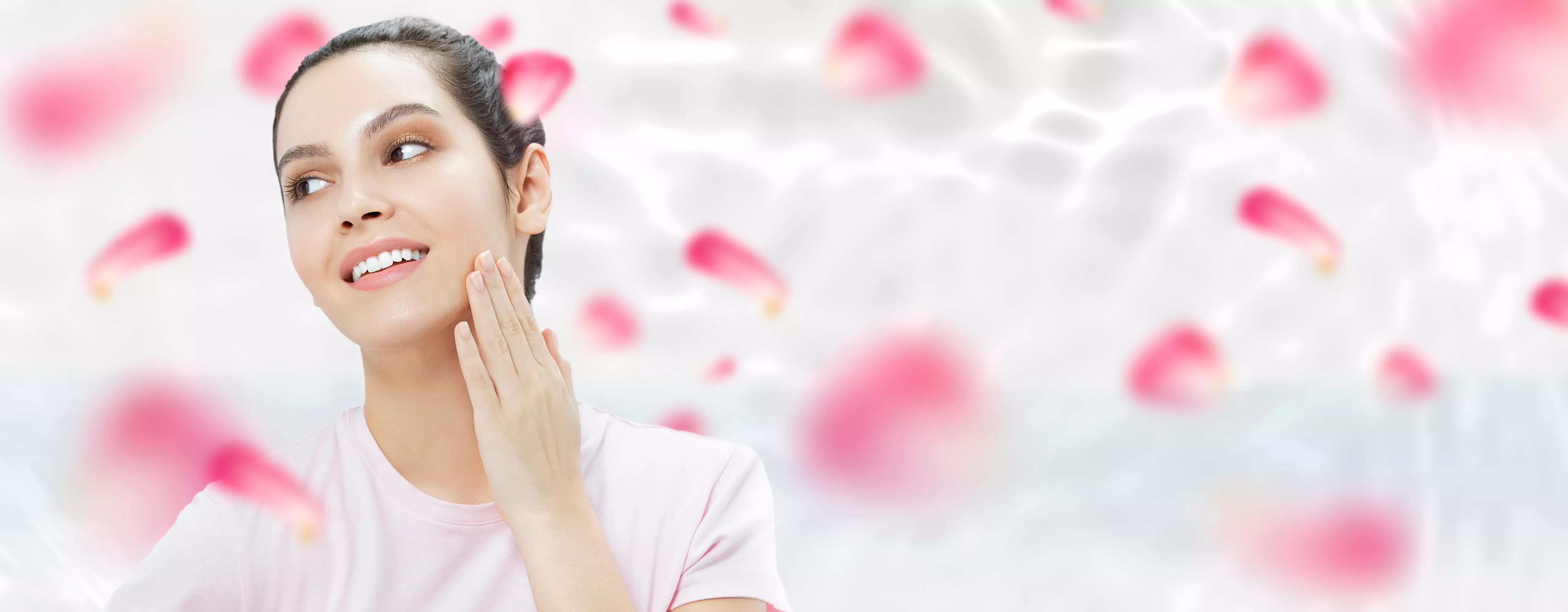 7 usos, propiedades y beneficios del agua de rosas para tu rutina de belleza