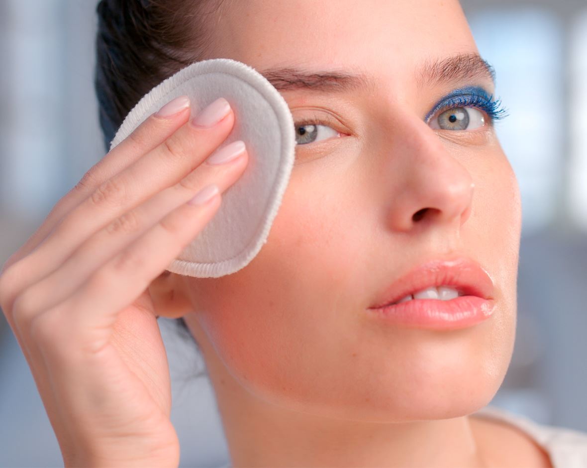 Persona exfoliando su rostro con Agua Micelar