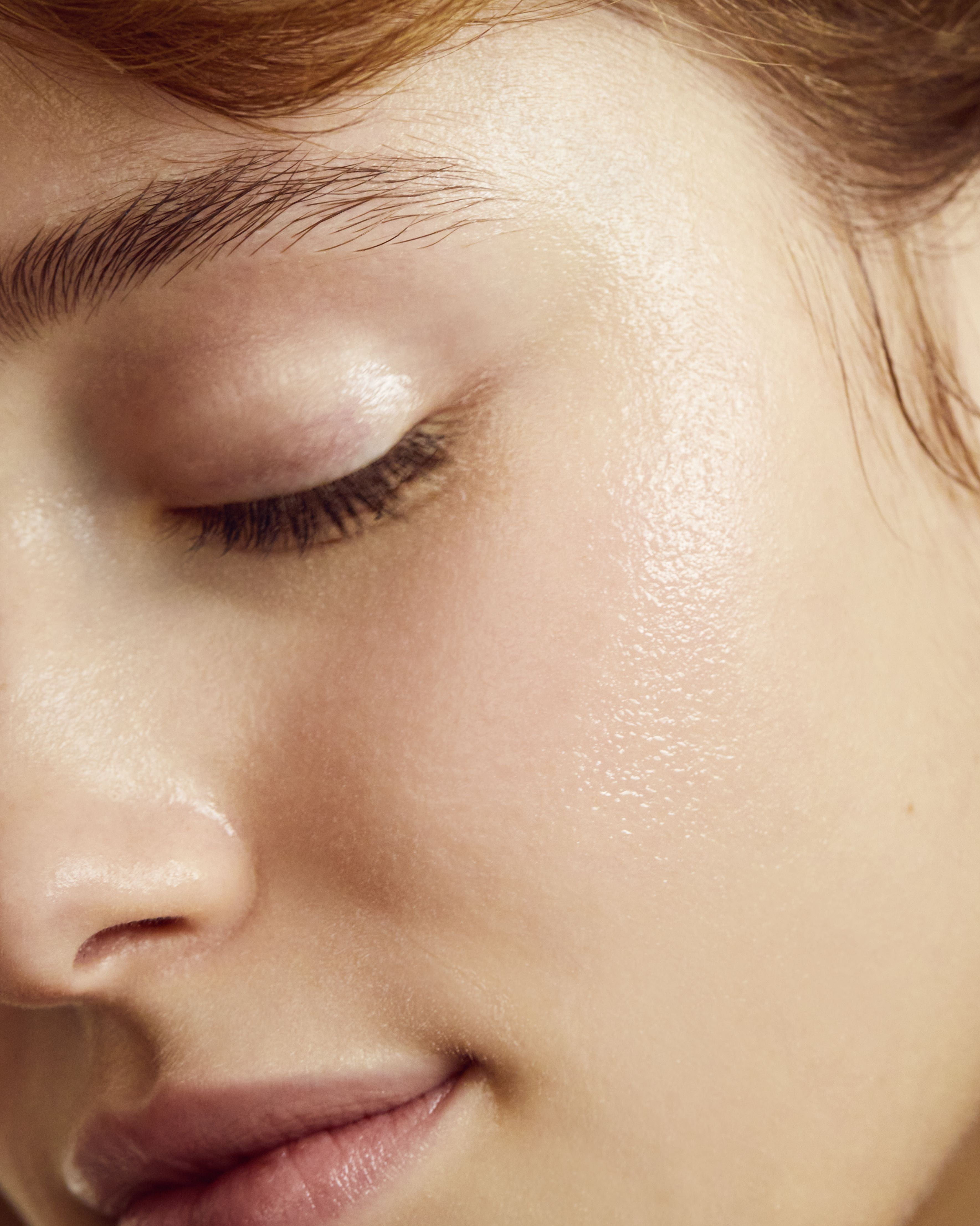 Cómo se hace el masaje facial con rodillo de jade y sus beneficios para la  piel